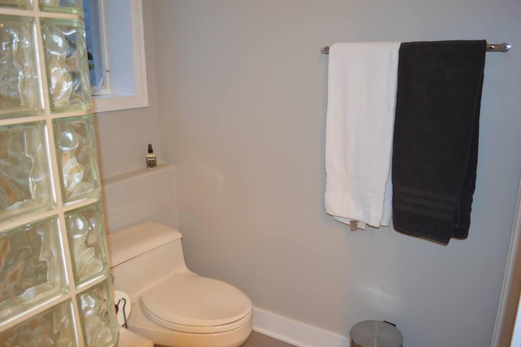 1-Bedroom Seaview Guesthouse On Seattle Luxury Estate With Views Of Olympic Mountains ภายนอก รูปภาพ